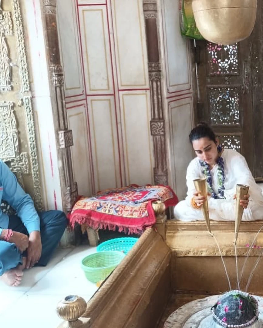 Soniya Singh Visits Kashi Temple
