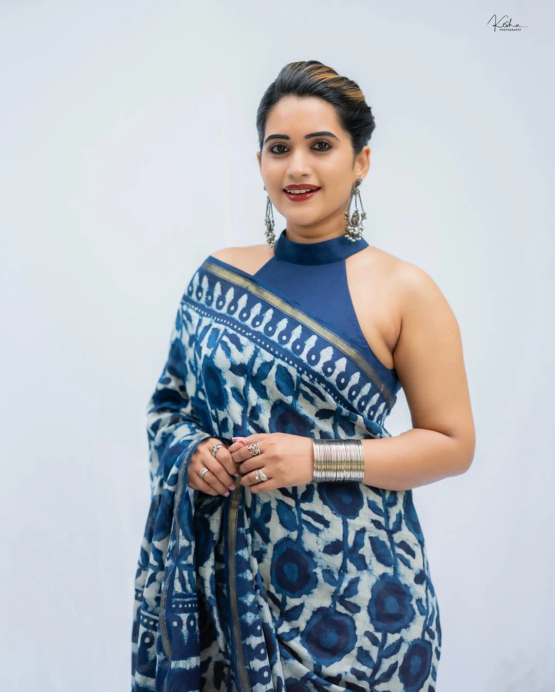 Sravanthi Chokarapu Back Less Poses in Saree