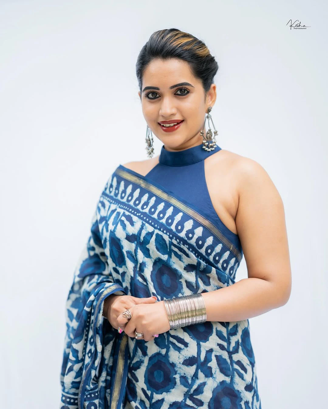 Sravanthi Chokarapu Back Less Poses in Saree