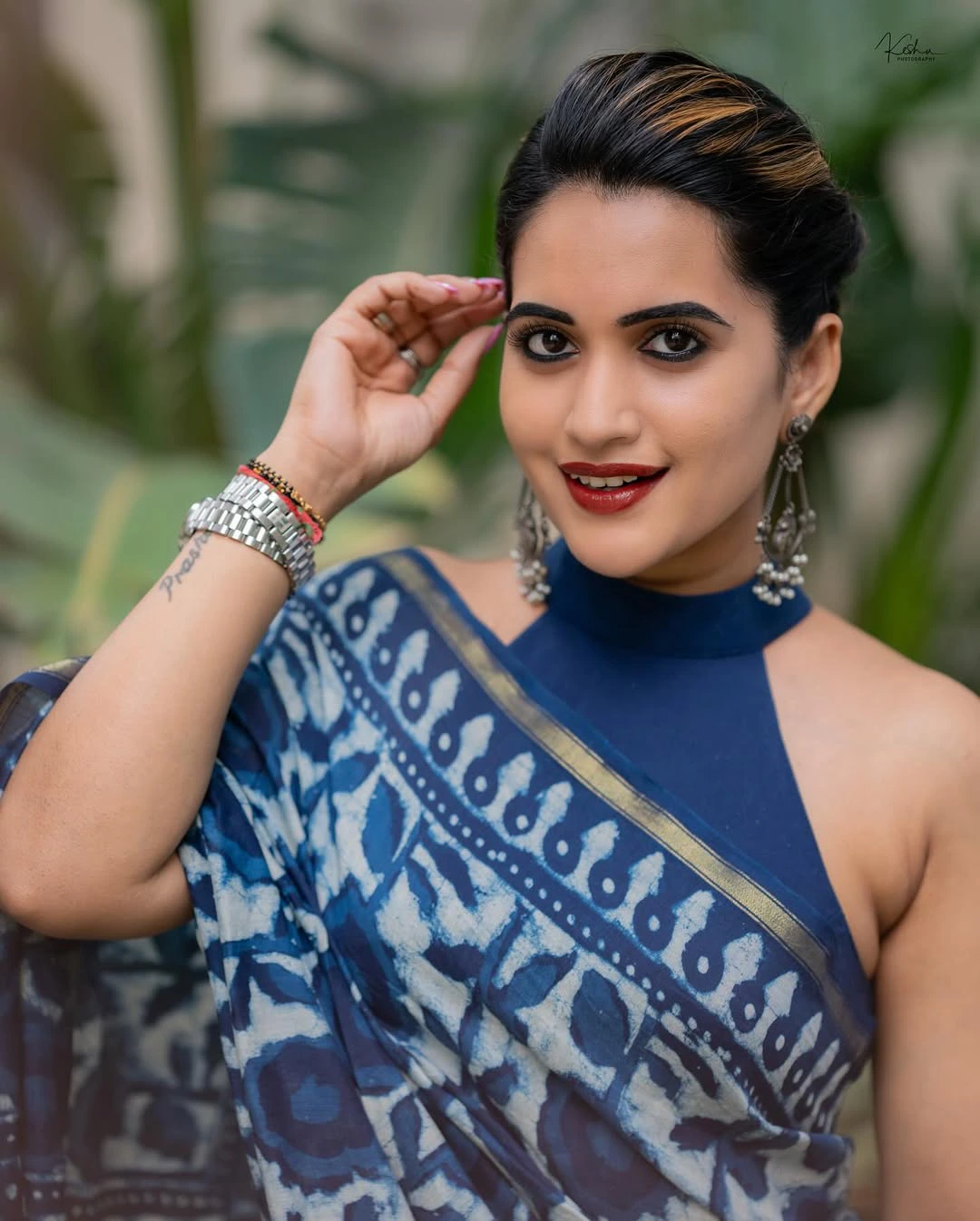 Sravanthi Chokarapu Back Less Poses in Saree