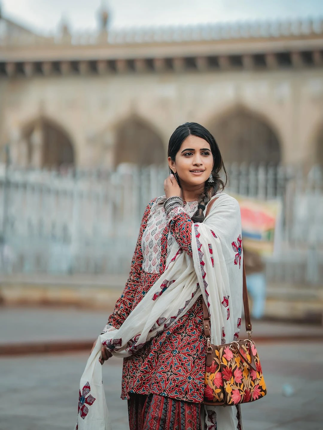 Anchor Sravanthi Chokarapu Simple Looks