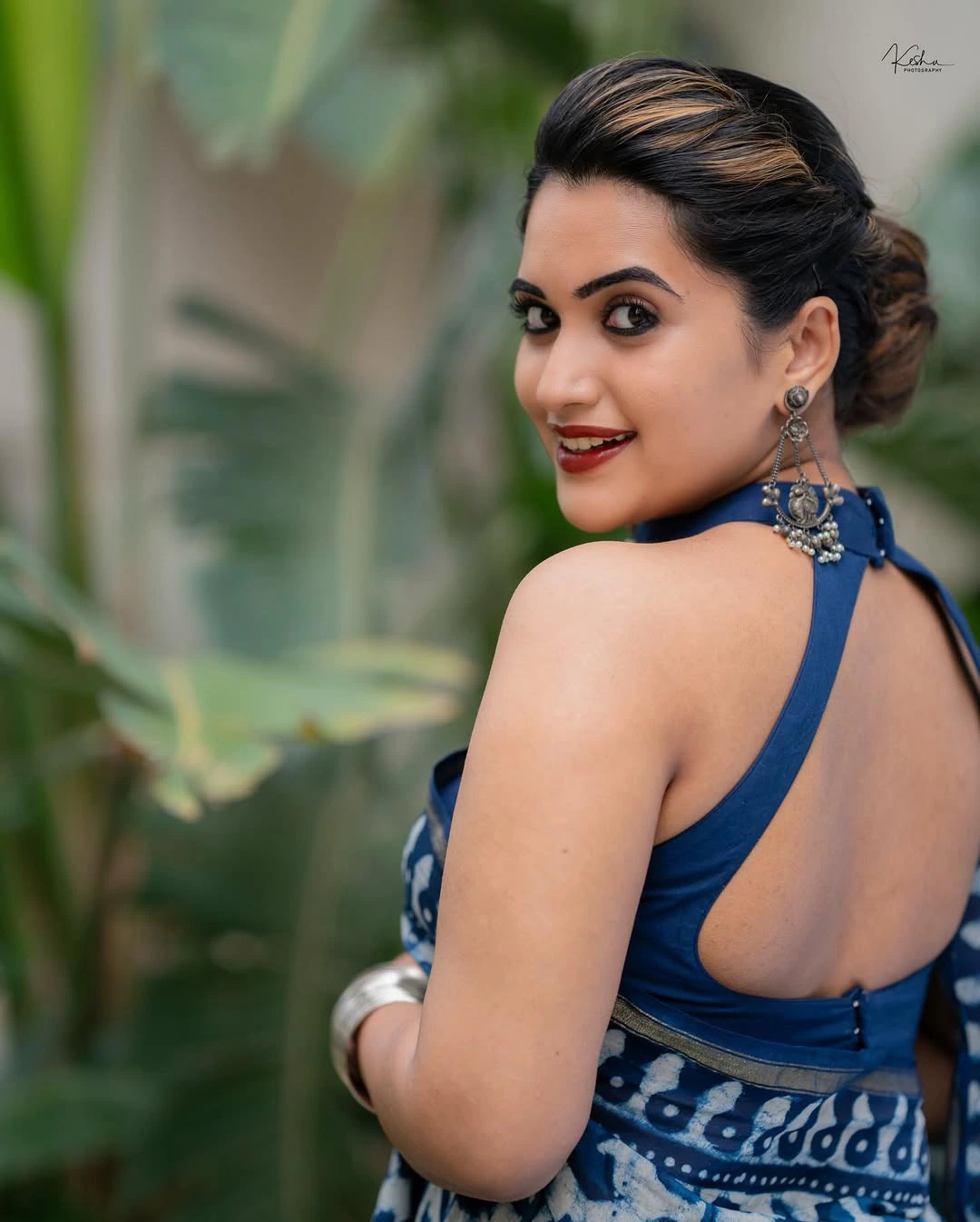 Sravanthi Chokarapu Back Less Poses in Saree