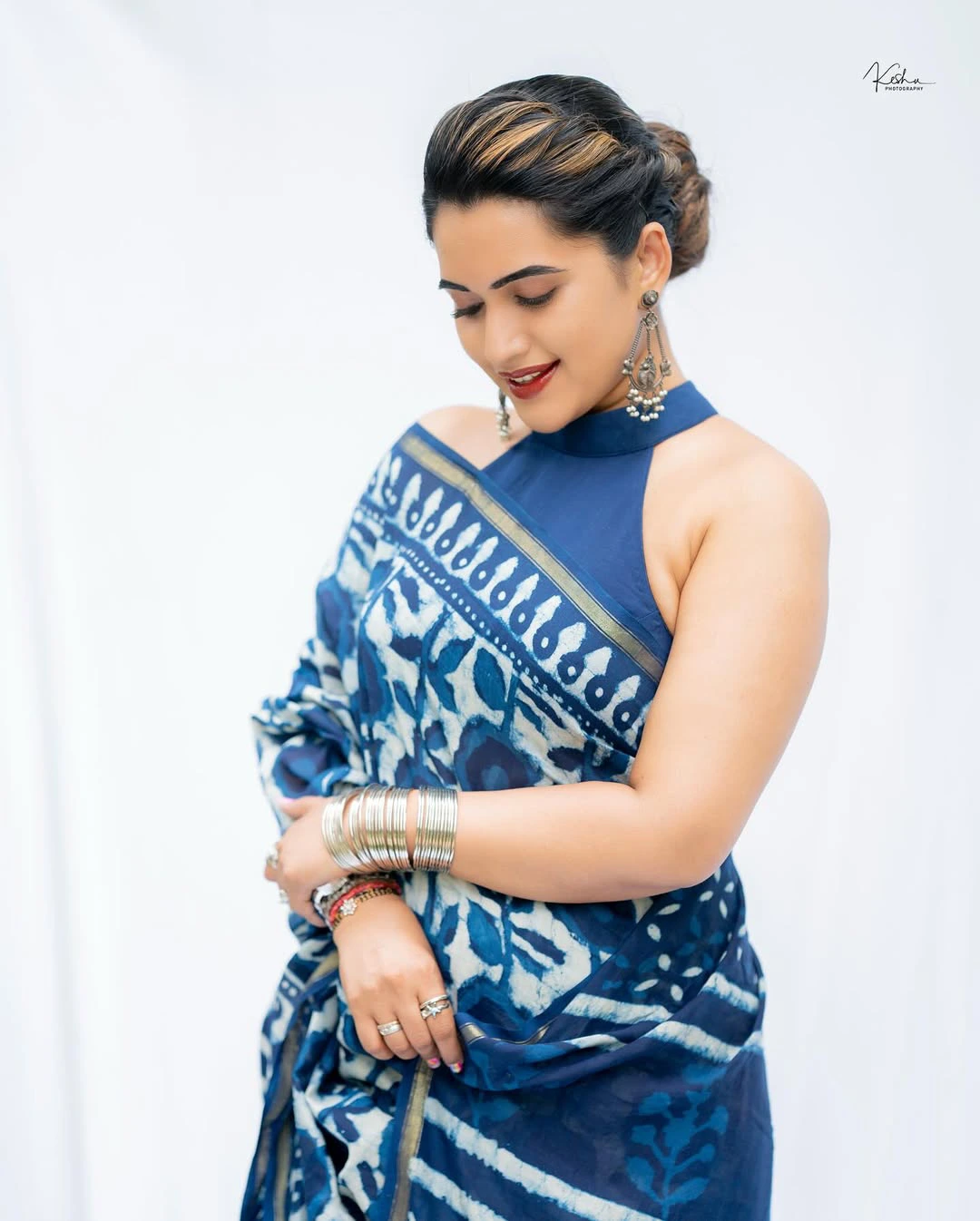 Sravanthi Chokarapu Back Less Poses in Saree