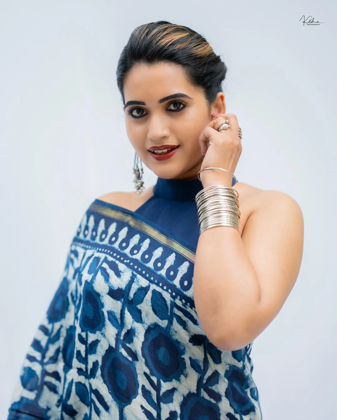 Sravanthi Chokarapu Back Less Poses in Saree