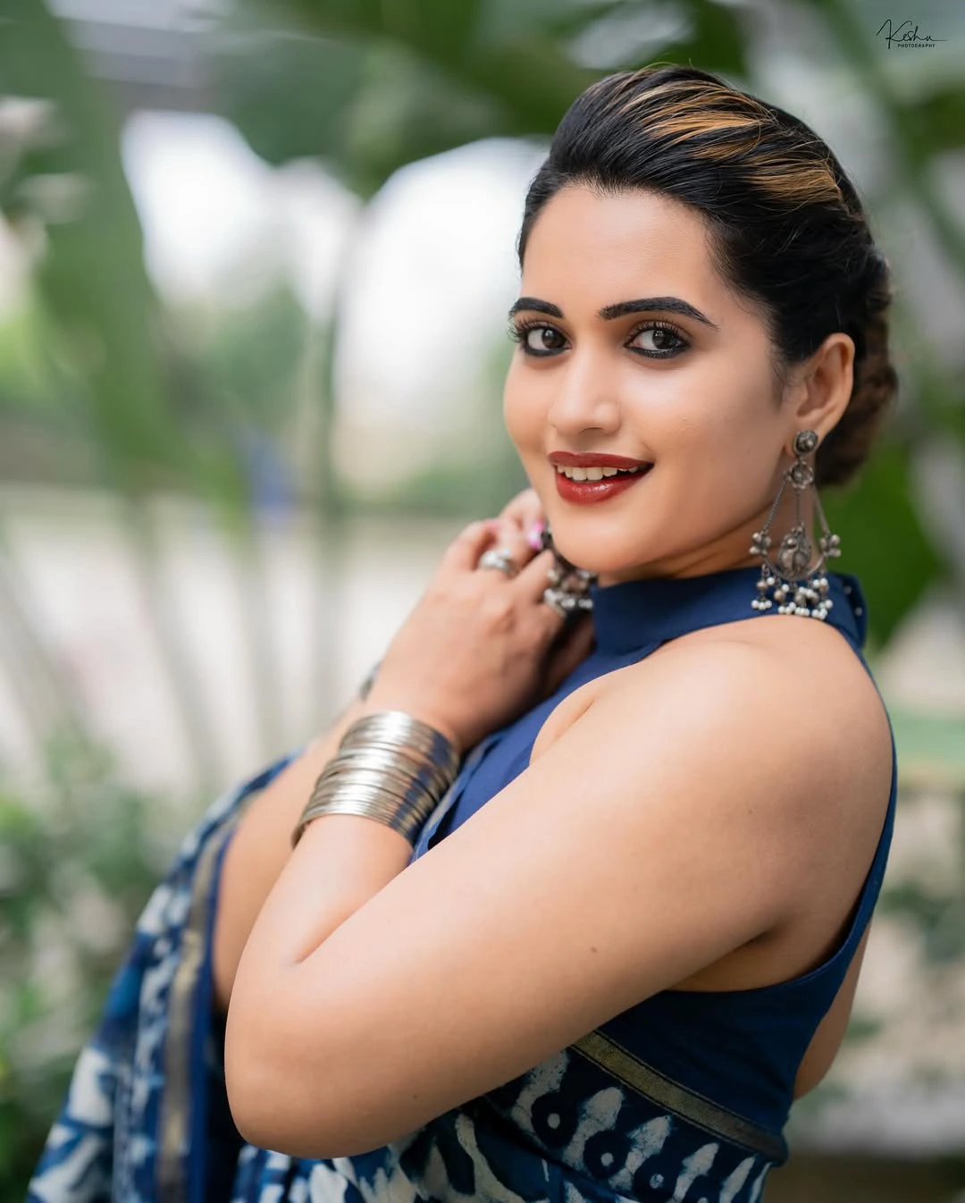 Sravanthi Chokarapu Back Less Poses in Saree