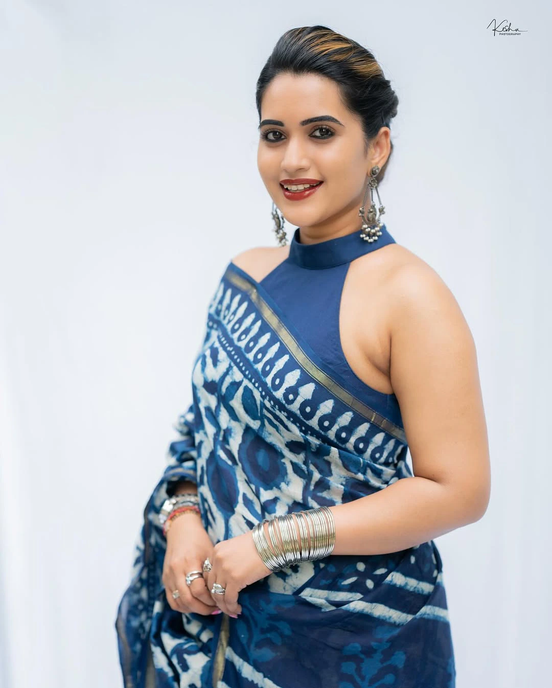 Sravanthi Chokarapu Back Less Poses in Saree