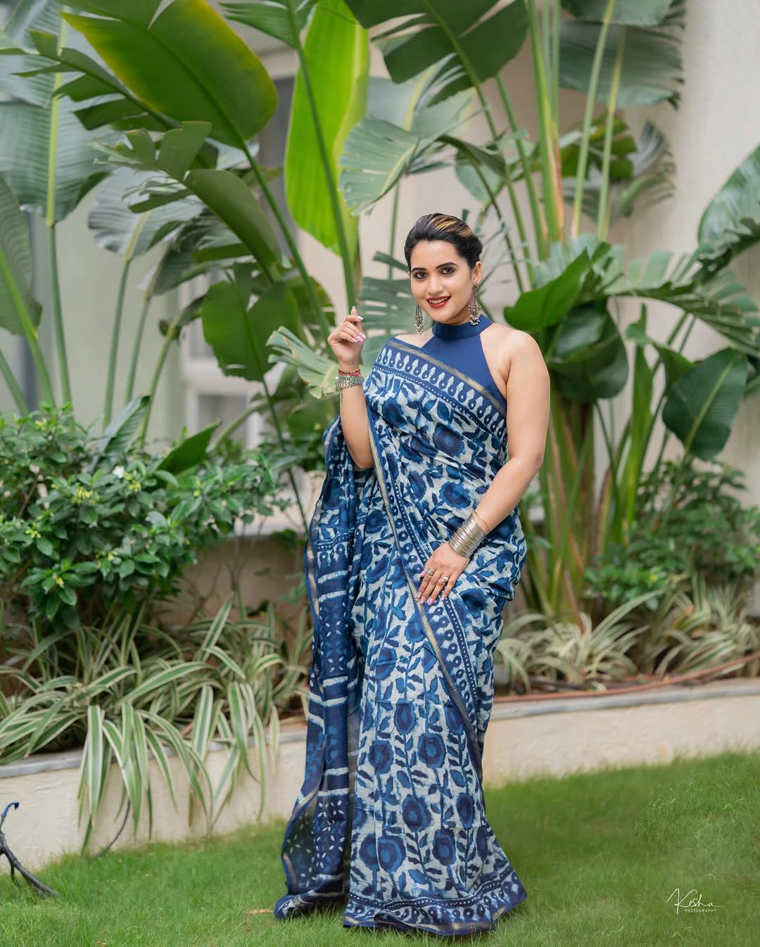 Sravanthi Chokarapu Back Less Poses in Saree