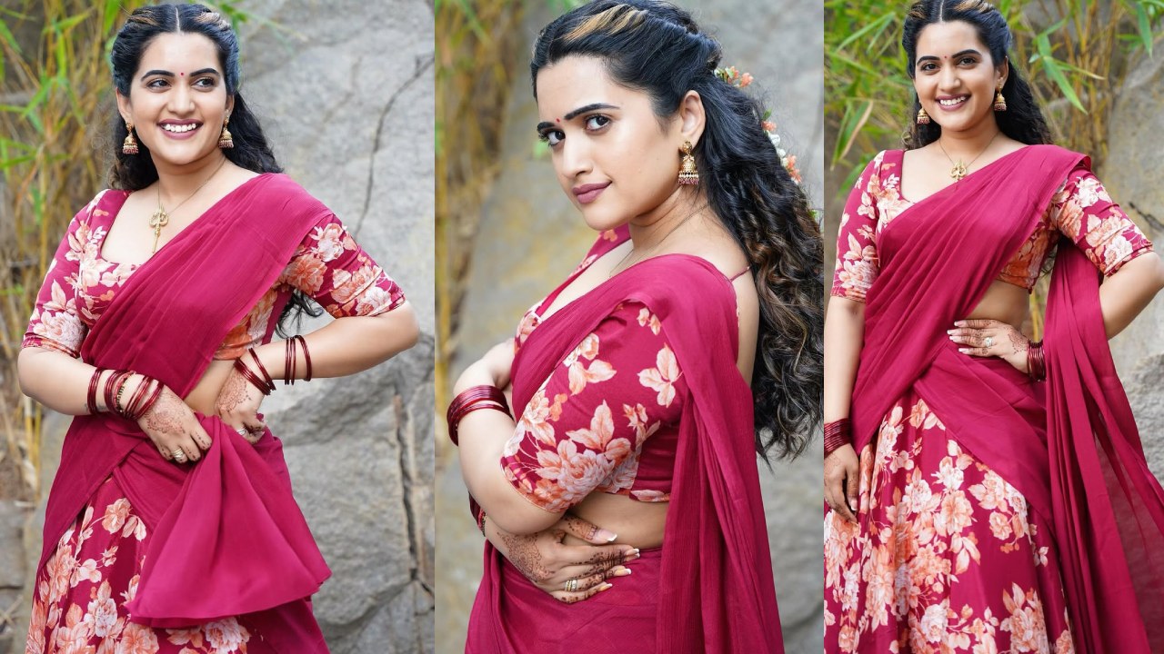 Sravanthi Chokarapu : ఆషాఢమాసం స్పెషల్.. లంగాఓణిలో మల్లెపూలు, గోరింటాకు పెట్టి.. యాంకర్ స్రవంతి క్యూట్ ఫొటోలు..