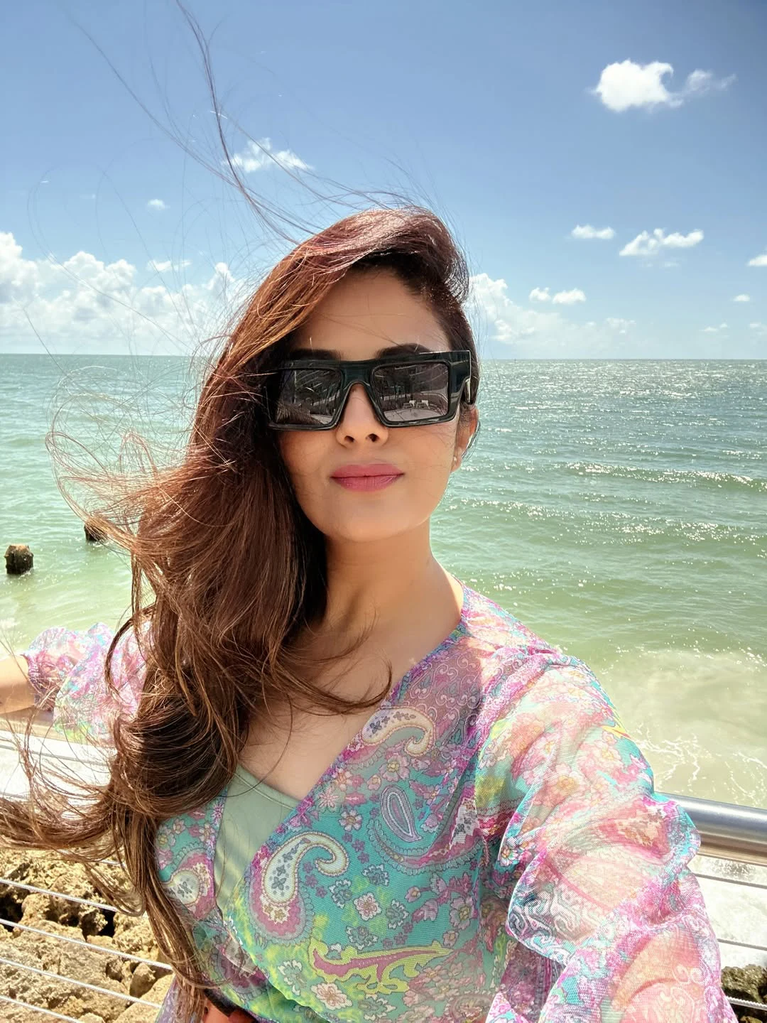 Anchor Sreemukhi Enjoying Beach Vacation in America