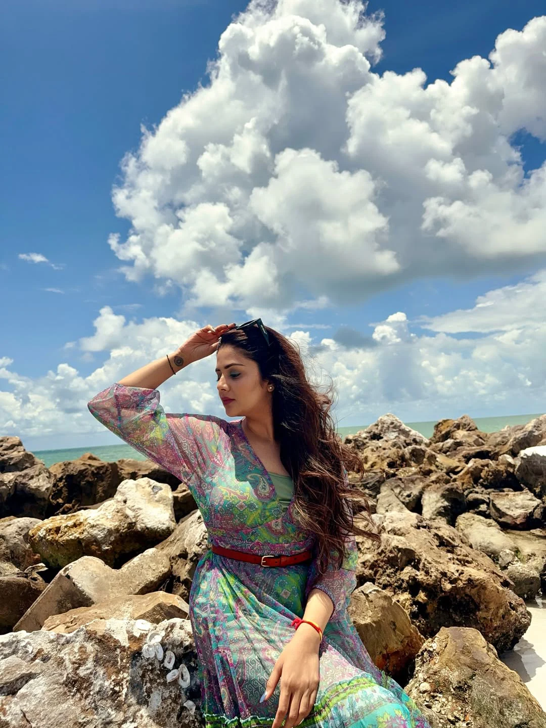 Anchor Sreemukhi Enjoying Beach Vacation in America