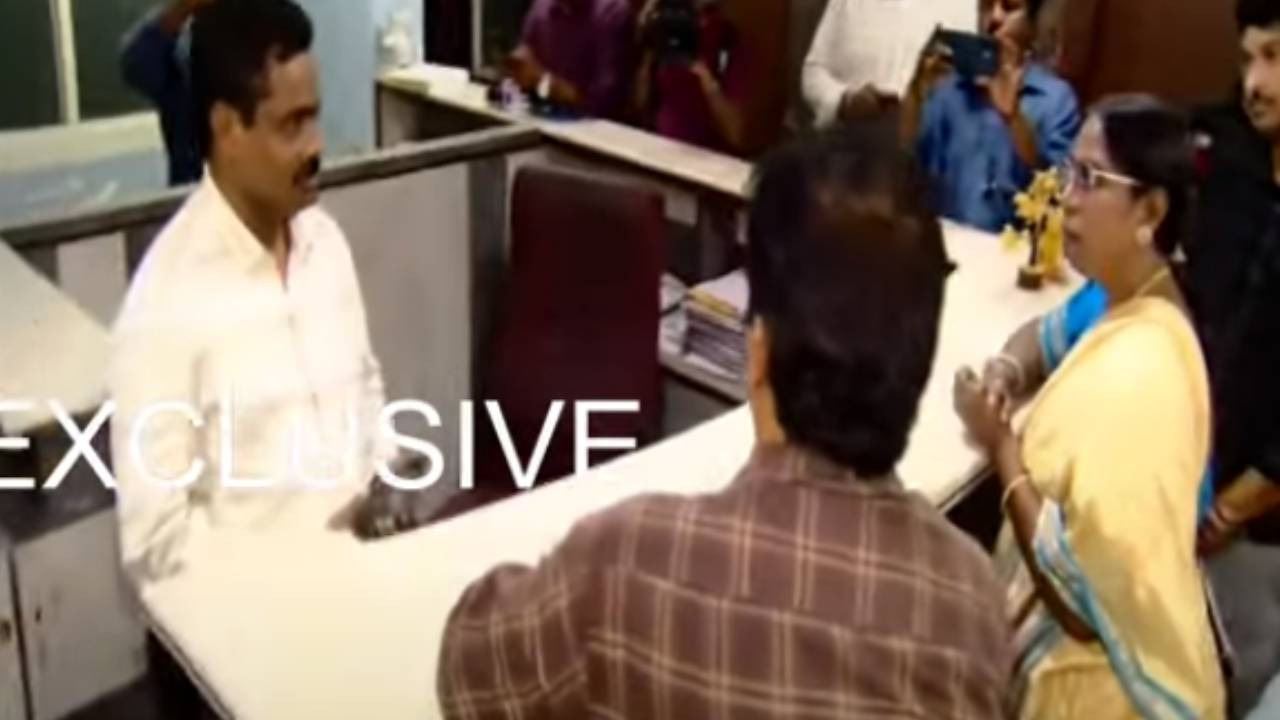 ‘సృష్టి’ లీలలు.. ట్విస్ట్ల మీద ట్విస్ట్లు.. విజయవాడ ఆస్పత్రిలో వైద్య అధికారుల తనిఖీలు.. రాత్రికిరాత్రే బోర్డులను తొలగించిన యాజమాన్యం.. ‘సృష్టి’ లీలలు.. ట్విస్ట్ల మీద ట్విస్ట్లు.. విజయవాడ ఆస్పత్రిలో వైద్య అధికారుల తనిఖీలు.. రాత్రికిరాత్రే బోర్డులను తొలగించిన యాజమాన్యం..