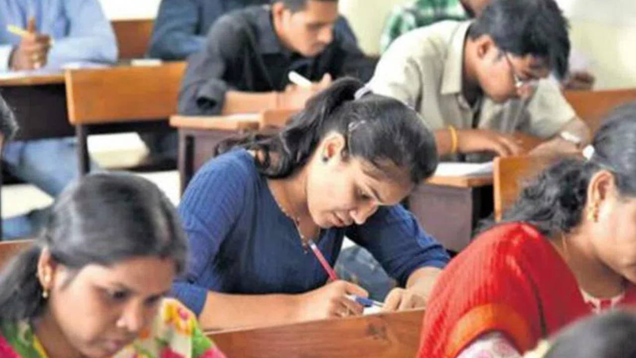 ఇంటర్ బోర్డు ప్రత్యేకంగా ఎందుకు..? మార్పులు చేయండి.. రాష్ట్రానికి కేంద్ర విద్యాశాఖ సూచన ఇంటర్ బోర్డు ప్రత్యేకంగా ఎందుకు..? మార్పులు చేయండి.. రాష్ట్రానికి కేంద్ర విద్యాశాఖ సూచన