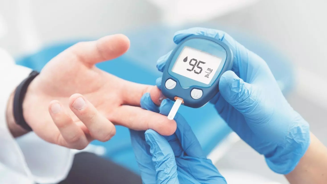 Diabetes: మధుమేహానికి మందులు వాడితే ఏదైనా తినొచ్చా.. పెద్ద తప్పు చేస్తున్నారు.. ఇవి తప్పకుండా పాటించాలి Diabetes: మధుమేహానికి మందులు వాడితే ఏదైనా తినొచ్చా.. పెద్ద తప్పు చేస్తున్నారు.. ఇవి తప్పకుండా పాటించాలి