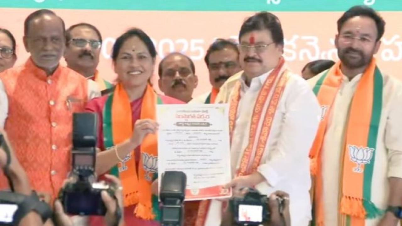 తెలంగాణ బీజేపీ నూతన అధ్యక్షుడిగా రామచందర్రావు.. నియామక పత్రం అందజేసిన శోభా కరంద్లాజే తెలంగాణ బీజేపీ నూతన అధ్యక్షుడిగా రామచందర్రావు.. నియామక పత్రం అందజేసిన శోభా కరంద్లాజే