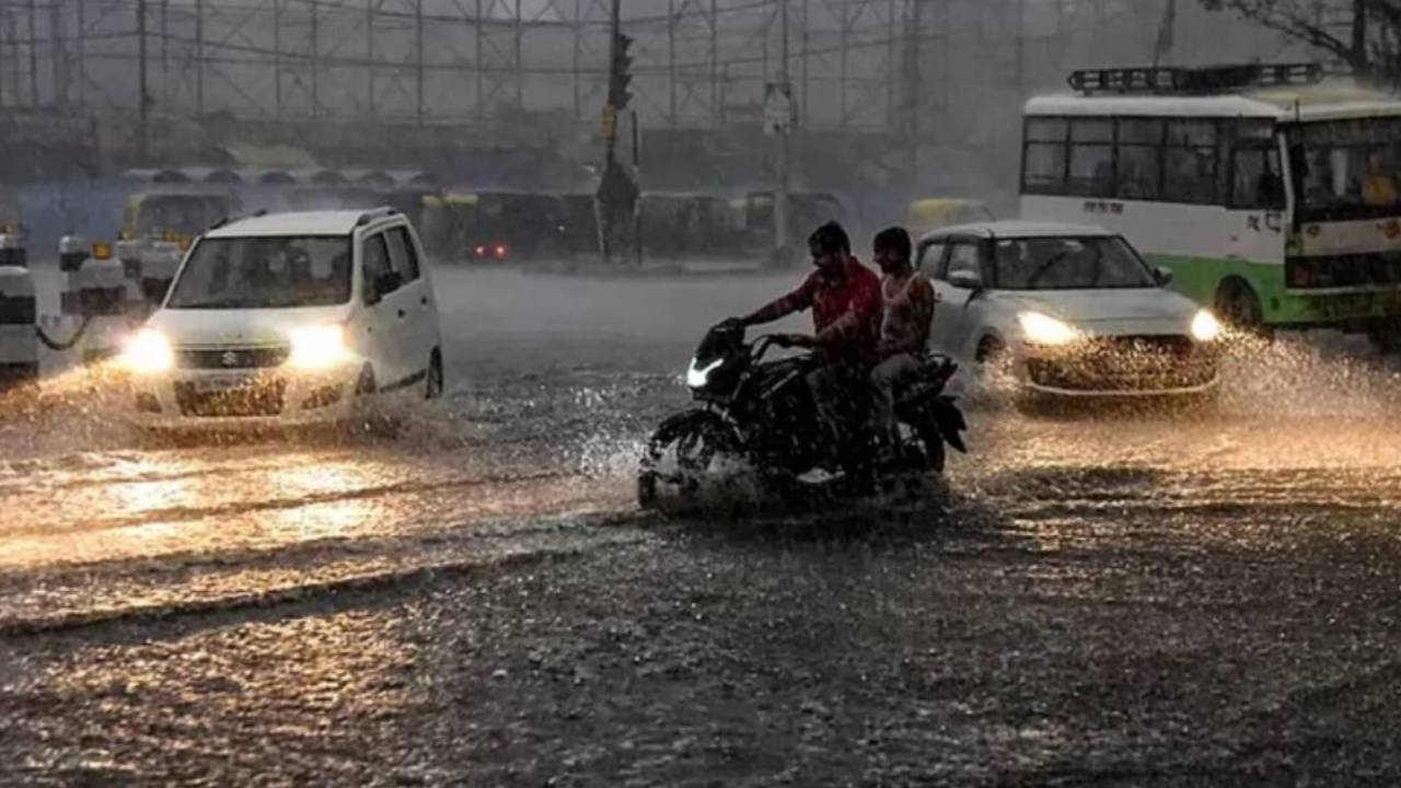 రెయిన్ అలర్ట్.. తెలంగాణలో నాలుగు రోజులు దంచికొట్టనున్న వానలు.. ఈ జిల్లాల వాళ్లు జాగ్రత్త.. హైదరాబాద్లోనూ దంచికొడుతున్న వర్షం.. రెయిన్ అలర్ట్.. తెలంగాణలో నాలుగు రోజులు దంచికొట్టనున్న వానలు.. ఈ జిల్లాల వాళ్లు జాగ్రత్త.. హైదరాబాద్లోనూ దంచికొడుతున్న వర్షం..