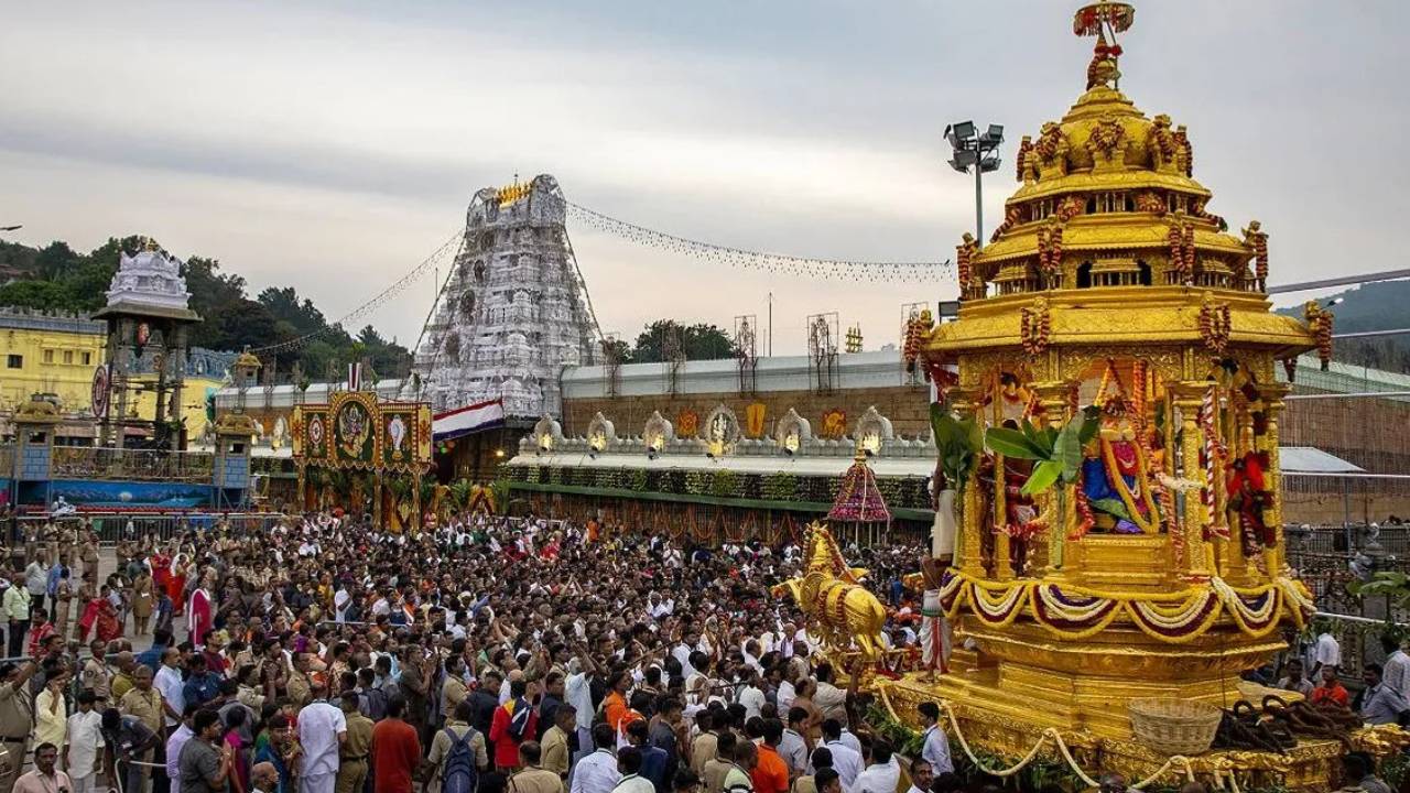 Tirumala: టీటీడీ కీలక నిర్ణయం.. వారికి ప్రతిరోజూ 100 వీఐపీ బ్రేక్ దర్శనాలు.. Tirumala: టీటీడీ కీలక నిర్ణయం.. వారికి ప్రతిరోజూ 100 వీఐపీ బ్రేక్ దర్శనాలు..