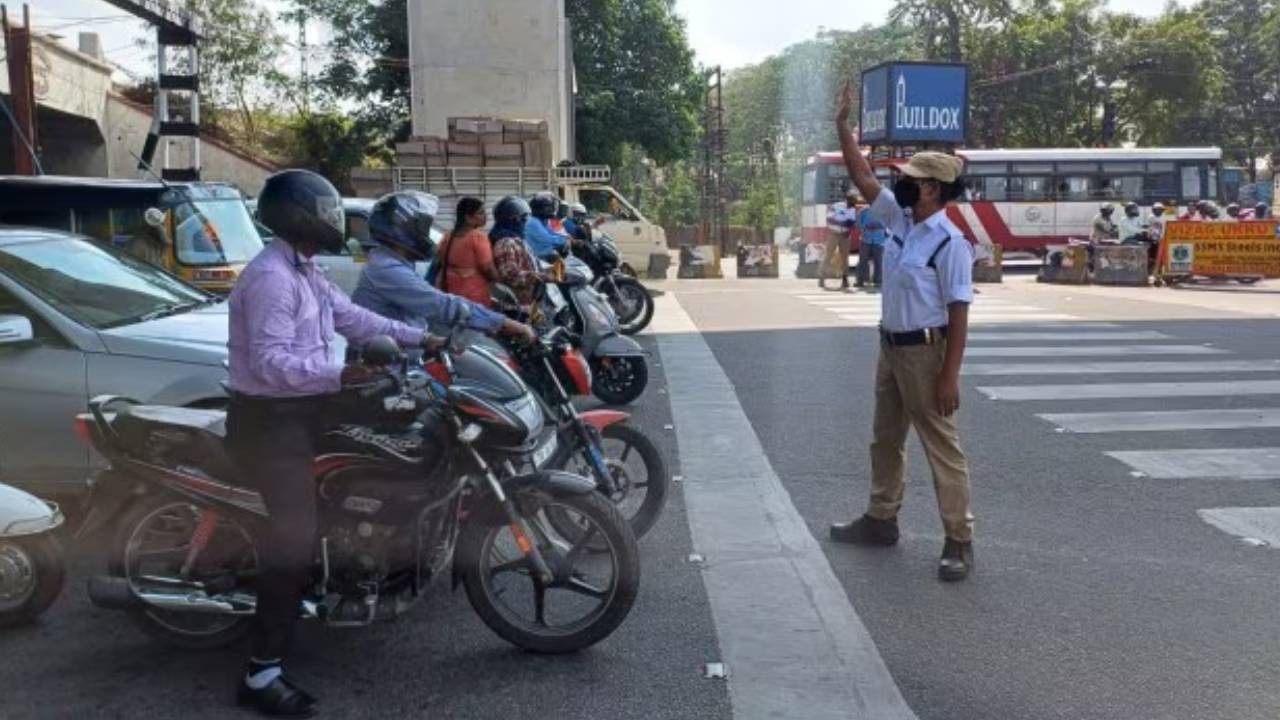 Hyderabad: హైదరాబాద్ వాసులకు బిగ్ అలర్ట్.. ఆ ప్రాంతాల్లో రెండ్రోజులు ట్రాఫిక్ ఆంక్షలు.. ప్రత్యామ్నాయ మార్గాలు ఇవే.. Hyderabad: హైదరాబాద్ వాసులకు బిగ్ అలర్ట్.. ఆ ప్రాంతాల్లో రెండ్రోజులు ట్రాఫిక్ ఆంక్షలు.. ప్రత్యామ్నాయ మార్గాలు ఇవే..