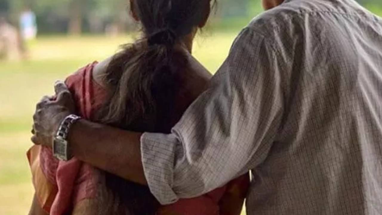 పెళ్లై 20ఏళ్లు.. నలుగురు పిల్లలు.. 40ఏళ్ల వయస్సులో ప్రియుడితో వెళ్లిపోయిన భార్య.. పోలీస్ స్టేషన్కు వెళ్లి భర్త చేసిన పనికి అంతా షాక్.. భయంతో.. పెళ్లై 20ఏళ్లు.. నలుగురు పిల్లలు.. 40ఏళ్ల వయస్సులో ప్రియుడితో వెళ్లిపోయిన భార్య.. పోలీస్ స్టేషన్కు వెళ్లి భర్త చేసిన పనికి అంతా షాక్.. భయంతో..