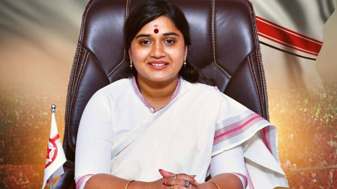 Janasena Party: శ్రీకాళహస్తి జనసేన పార్టీ ఇన్ఛార్జి వినూతపై బహిష్కరణ వేటు.. ఎందుకంటే..? Janasena Party: శ్రీకాళహస్తి జనసేన పార్టీ ఇన్ఛార్జి వినూతపై బహిష్కరణ వేటు.. ఎందుకంటే..?