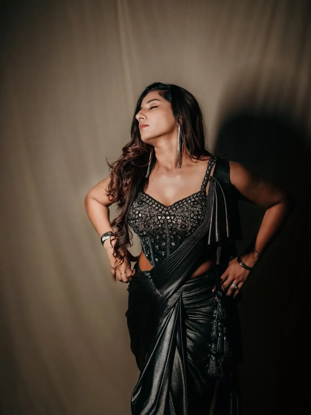 Vishnupriyaa Bhimeneni Dazzling Looks in Black Saree