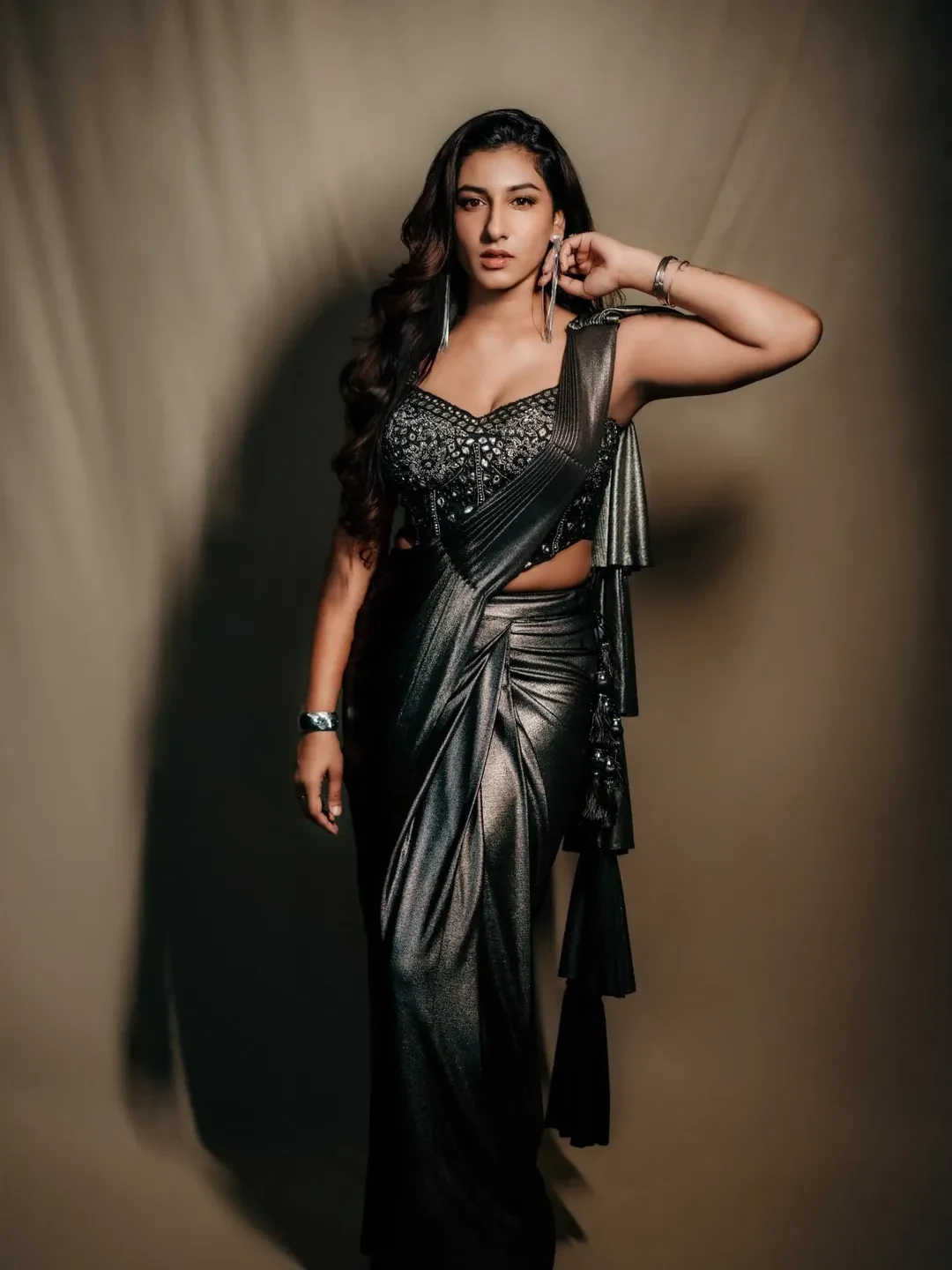 Vishnupriyaa Bhimeneni Dazzling Looks in Black Saree