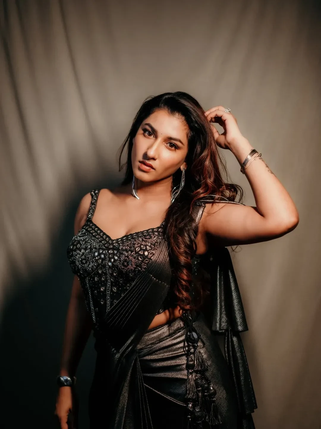 Vishnupriyaa Bhimeneni Dazzling Looks in Black Saree