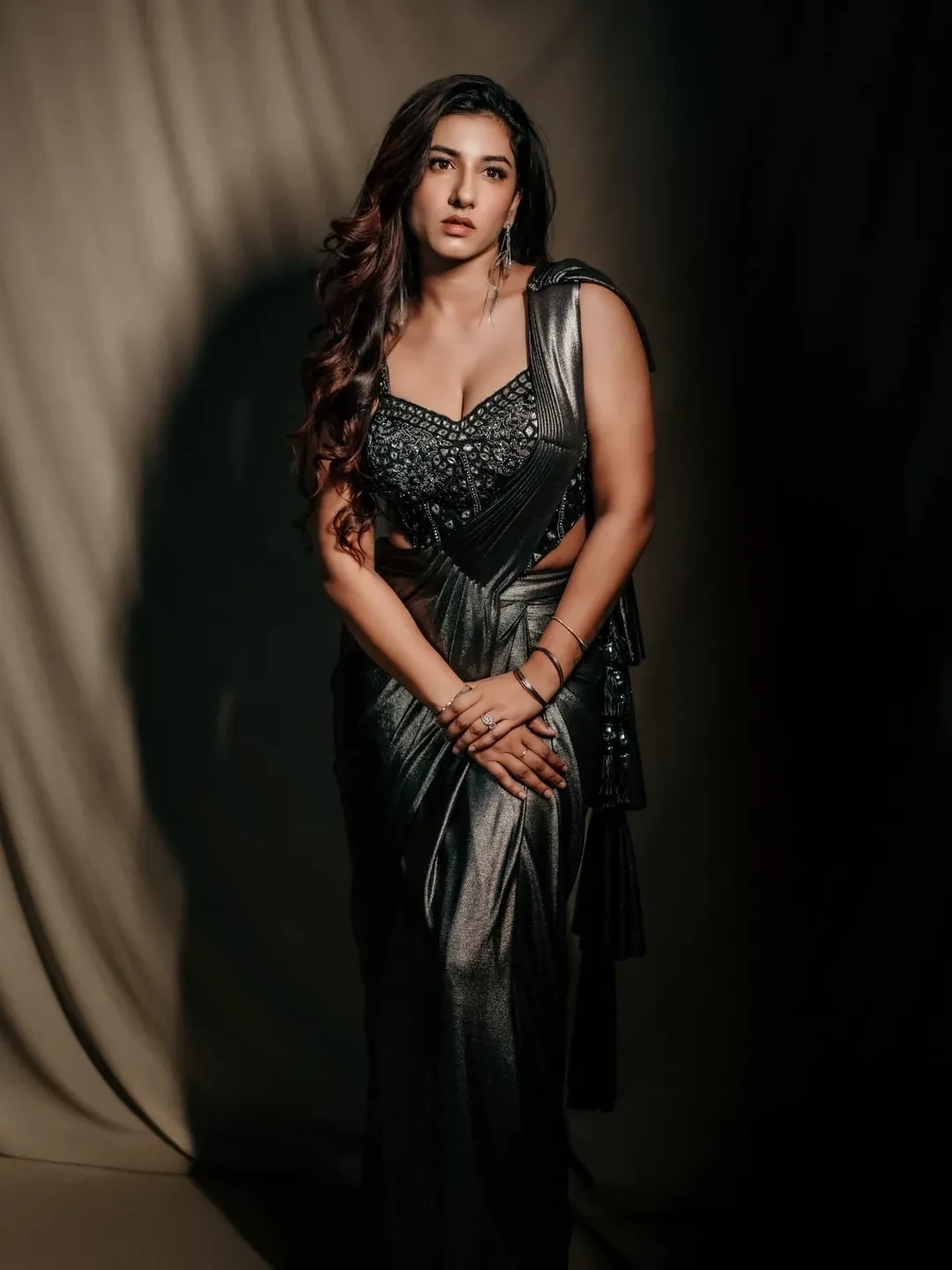 Vishnupriyaa Bhimeneni Dazzling Looks in Black Saree