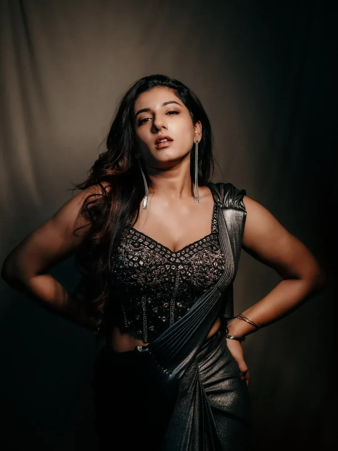 Vishnupriyaa Bhimeneni Dazzling Looks in Black Saree