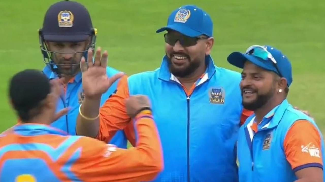 WCL 2025 : దంచికొట్టిన ధావన్.. రాయుడు డకౌట్, యువీ విఫలం.. వరుసగా రెండో మ్యాచ్లో ఓడిన భారత్.. WCL 2025 : దంచికొట్టిన ధావన్.. రాయుడు డకౌట్, యువీ విఫలం.. వరుసగా రెండో మ్యాచ్లో ఓడిన భారత్..