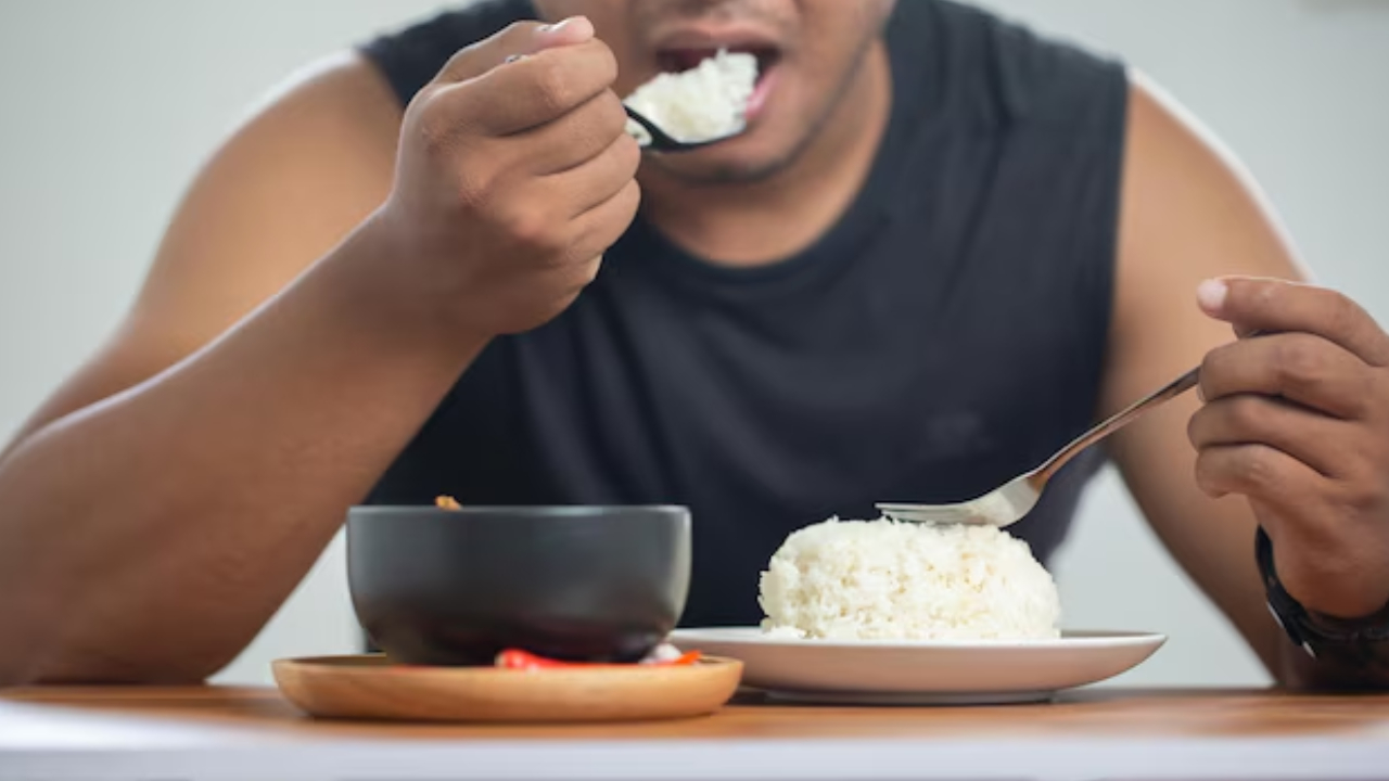 White Rice Disadvantages: నిజంగా వైట్ రైస్ తింటే లావవుతారా? అన్నం పూర్తిగా మానేయాలా.. మరి ఎం తింటే మంచిది White Rice Disadvantages: నిజంగా వైట్ రైస్ తింటే లావవుతారా? అన్నం పూర్తిగా మానేయాలా.. మరి ఎం తింటే మంచిది