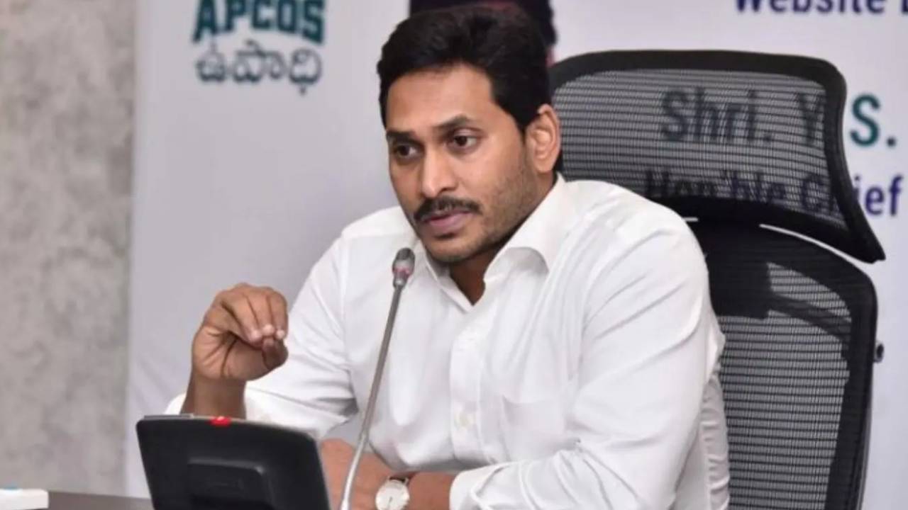 AP: ఏపీ లిక్కర్ స్కామ్ కేసు.. ఛార్జ్షీట్లో వైఎస్ జగన్ పేరు.. నేడు కోర్టుకు ఎంపీ మిథున్ రెడ్డి.. AP: ఏపీ లిక్కర్ స్కామ్ కేసు.. ఛార్జ్షీట్లో వైఎస్ జగన్ పేరు.. నేడు కోర్టుకు ఎంపీ మిథున్ రెడ్డి..