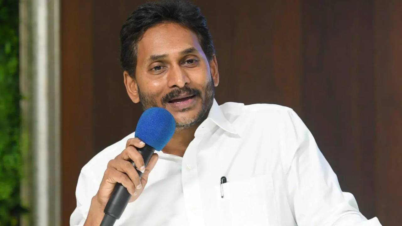 Ys Jagan: హిందీ నేర్చుకోవడంలో తప్పు లేదు, కానీ ఇంగ్లీష్ అంతకన్నా ముఖ్యం- జగన్ కీలక వ్యాఖ్యలు Ys Jagan: హిందీ నేర్చుకోవడంలో తప్పు లేదు, కానీ ఇంగ్లీష్ అంతకన్నా ముఖ్యం- జగన్ కీలక వ్యాఖ్యలు
