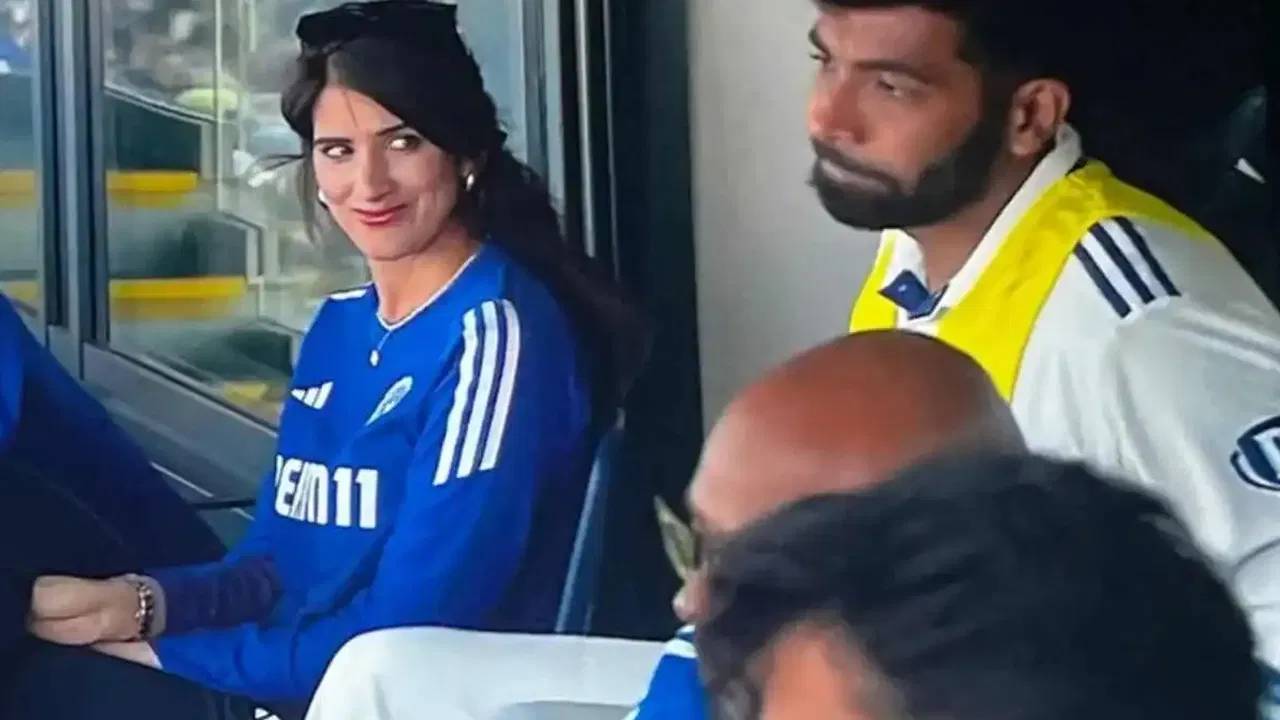 బుమ్రాను క్యూట్గా చూస్తూ మురిసిపోతున్న ఈ యంగ్లేడీ ఎవరో తెలుసా.. భారత్ జట్టు డ్రెస్సింగ్ రూంలో ఆమె పాత్ర ఏంటంటే? బుమ్రాను క్యూట్గా చూస్తూ మురిసిపోతున్న ఈ యంగ్లేడీ ఎవరో తెలుసా.. భారత్ జట్టు డ్రెస్సింగ్ రూంలో ఆమె పాత్ర ఏంటంటే?