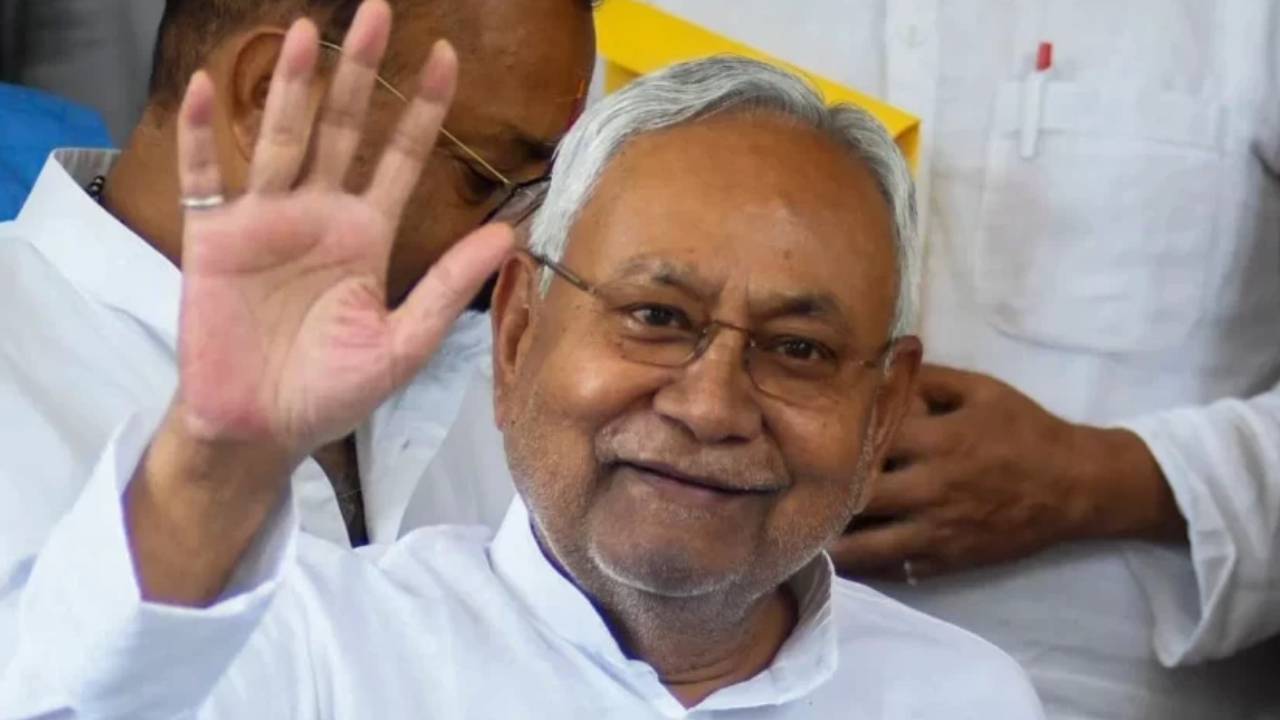 జర్నలిస్టులకు సీఎం నితీశ్ కుమార్ బంపర్ ఆఫర్.. ప్రతీనెల రూ.15వేలు.. వితంతువులకు రూ.10వేలు జర్నలిస్టులకు సీఎం నితీశ్ కుమార్ బంపర్ ఆఫర్.. ప్రతీనెల రూ.15వేలు.. వితంతువులకు రూ.10వేలు