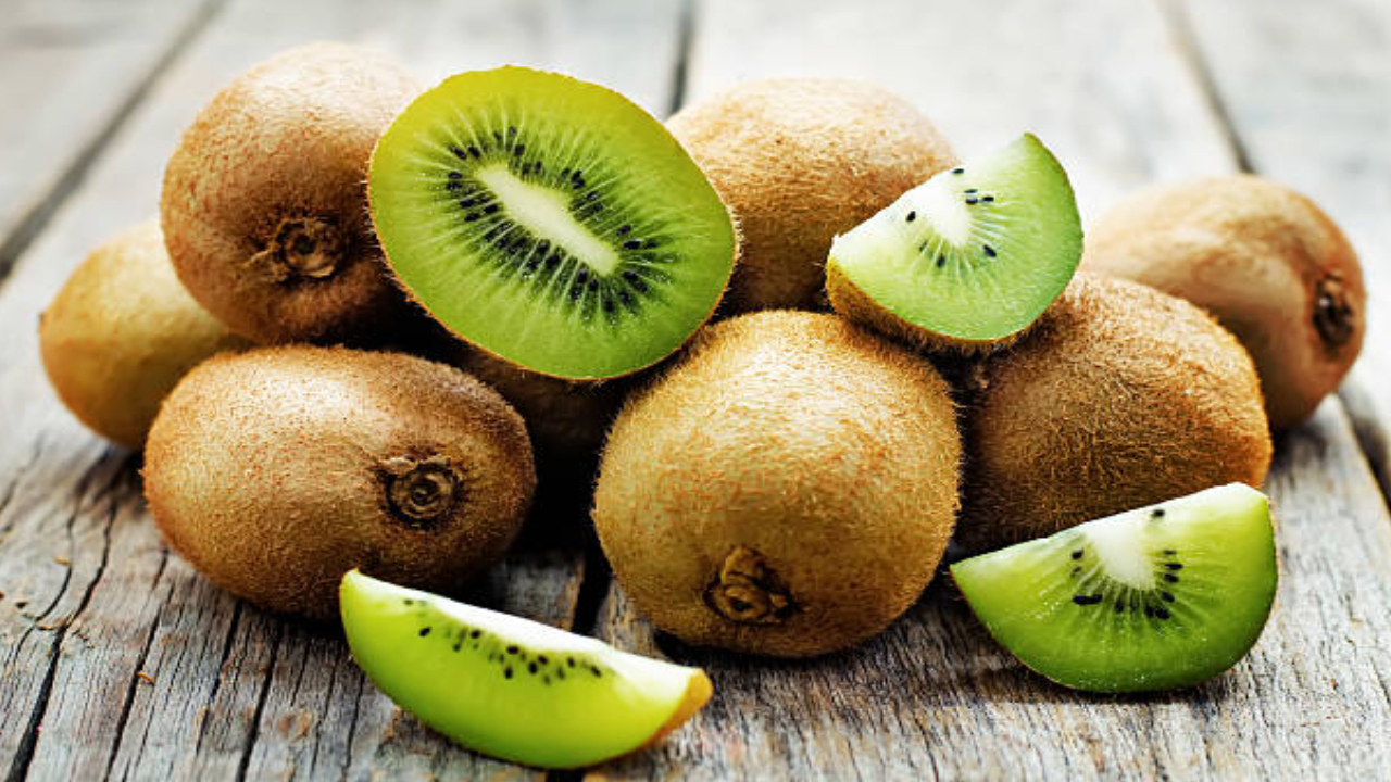 Kiwi Fruit Benefits: వర్షాకాలంలో కివి పండు తప్పకుండా తినండి.. ఎందుకో తెలుసా? Kiwi Fruit Benefits: వర్షాకాలంలో కివి పండు తప్పకుండా తినండి.. ఎందుకో తెలుసా?