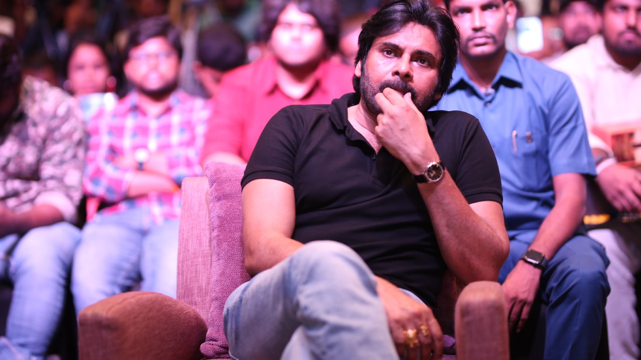 Pawan Kalyan : రంగంలోకి దిగిన పవన్.. ఫ్యాన్స్ కి పండగే.. బ్యాక్ టు బ్యాక్ హరిహర వీరమల్లు ప్రెస్ మీట్స్.. ఎప్పుడు? ఎక్కడ? Pawan Kalyan : రంగంలోకి దిగిన పవన్.. ఫ్యాన్స్ కి పండగే.. బ్యాక్ టు బ్యాక్ హరిహర వీరమల్లు ప్రెస్ మీట్స్.. ఎప్పుడు? ఎక్కడ?