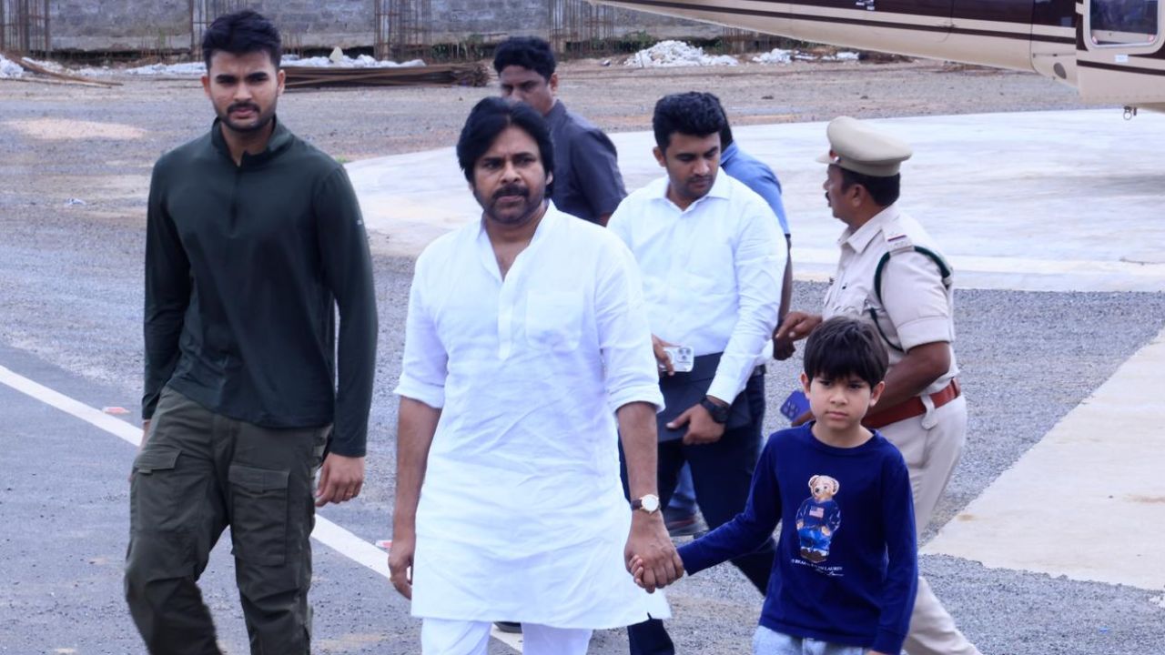 Pawan Kalyan : ఇద్దరు కొడుకులతో కలిసి మొదటి సారి కనిపించిన పవన్ కళ్యాణ్.. ఫోటో వైరల్ Pawan Kalyan : ఇద్దరు కొడుకులతో కలిసి మొదటి సారి కనిపించిన పవన్ కళ్యాణ్.. ఫోటో వైరల్