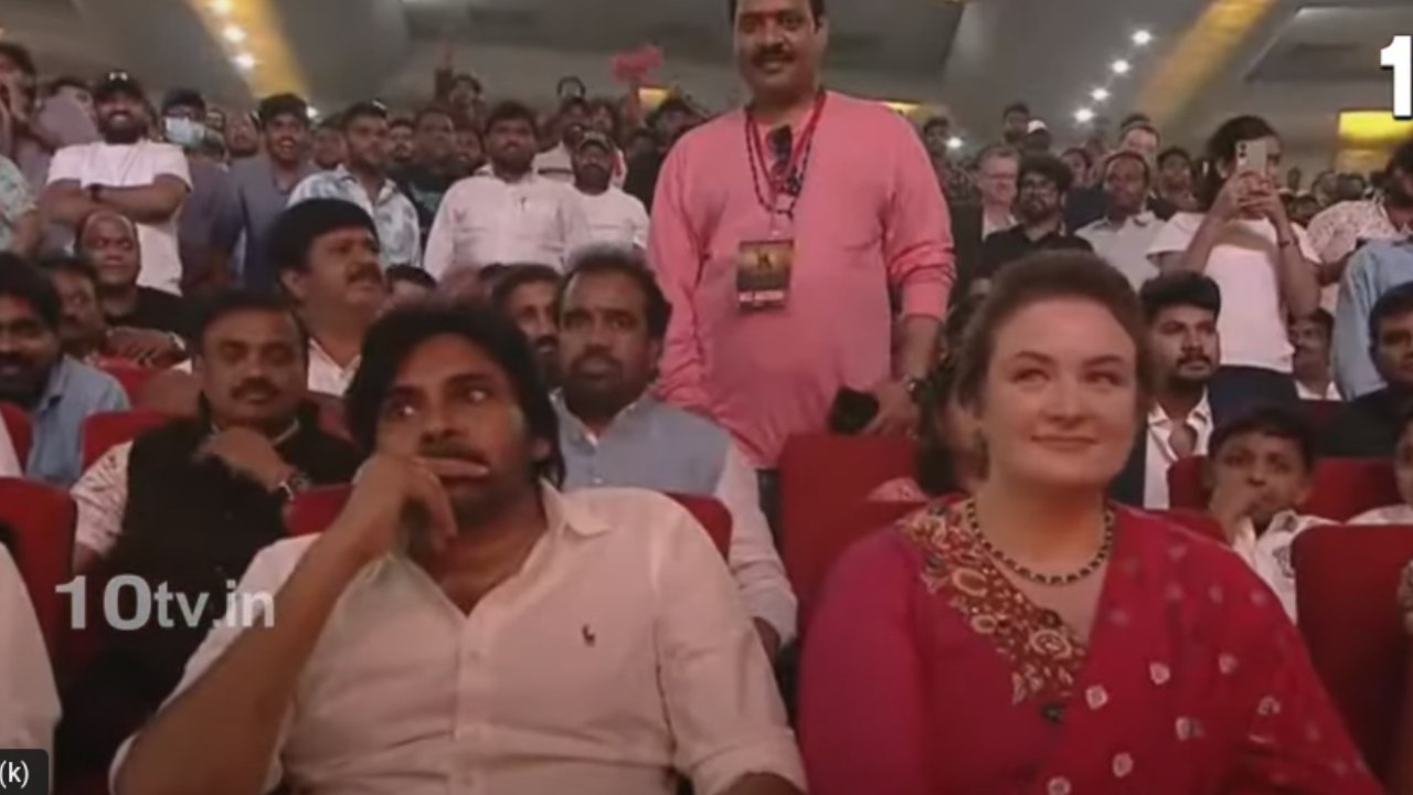 భార్యతో పవర్ ఫుల్ ఎంట్రీ ఇచ్చిన పవర్ స్టార్.. హరిహర వీరమల్లు ప్రీ రిలీజ్ ఈవెంట్..