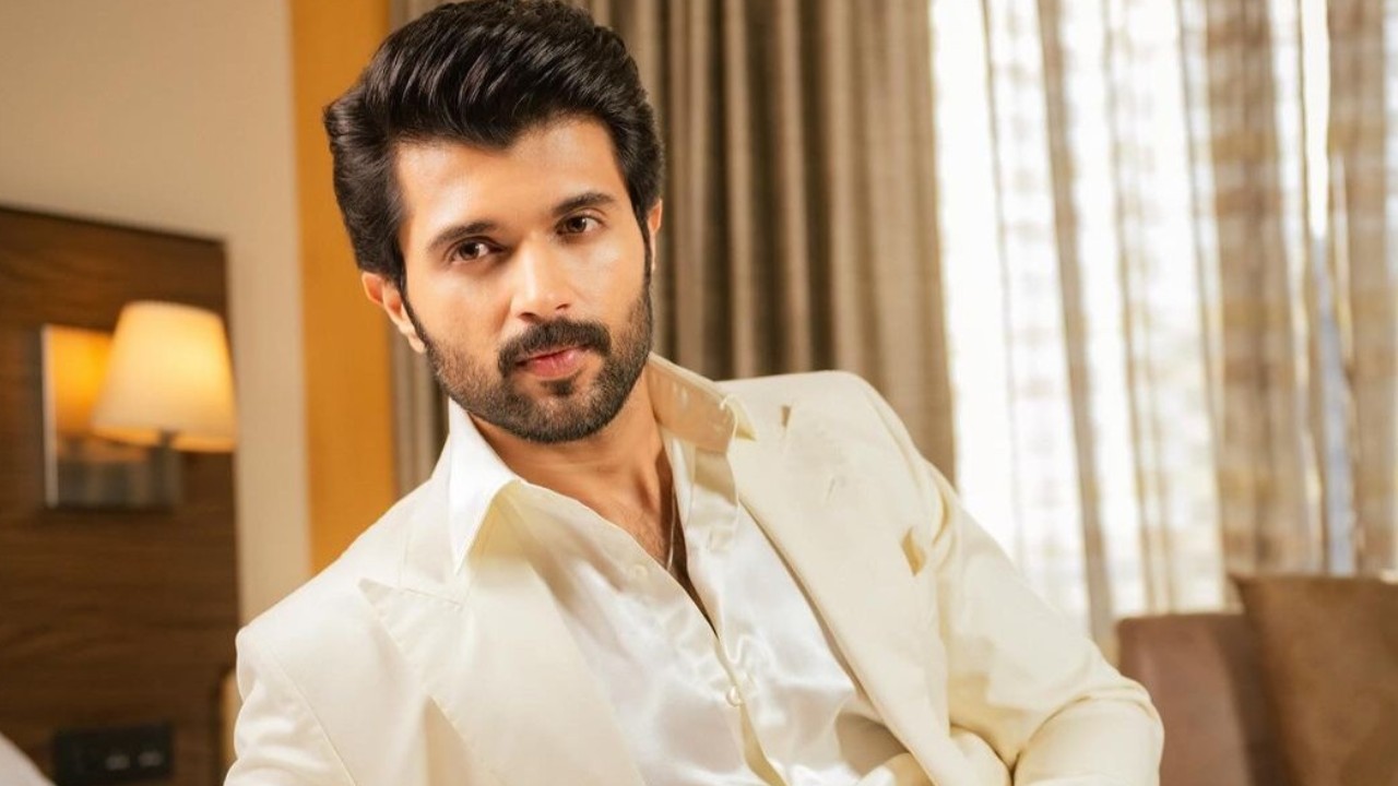 Vijay Deverakonda : ‘ది’ ట్యాగ్ వివాదంపై విజయ్ దేవరకొండ.. తీసేయమని చెప్పాను.. ఎవ్వర్నీ అనలేదు నా మీదే విమర్శలు.. Vijay Deverakonda : ‘ది’ ట్యాగ్ వివాదంపై విజయ్ దేవరకొండ.. తీసేయమని చెప్పాను.. ఎవ్వర్నీ అనలేదు నా మీదే విమర్శలు..
