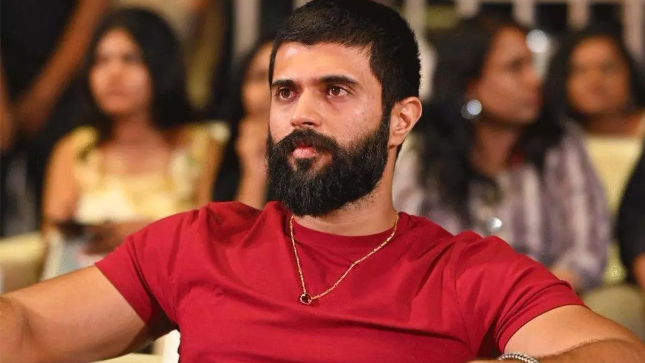 Vijay Deverakonda : అయిదేళ్ల వయసు నుంచే అమ్మ నాన్న లేకుండా బతకడం నేర్చుకున్నా.. Vijay Deverakonda : అయిదేళ్ల వయసు నుంచే అమ్మ నాన్న లేకుండా బతకడం నేర్చుకున్నా..