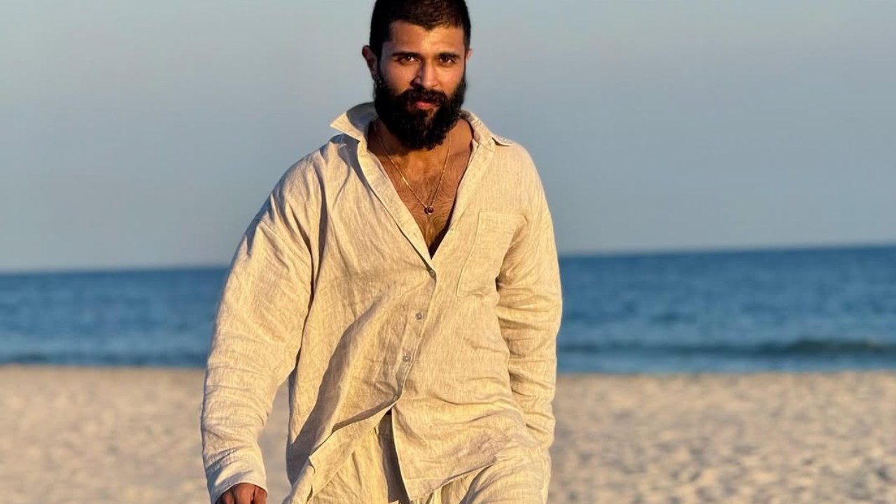Vijay Deverakonda : నాకు సపోర్ట్ లేదు.. ఒక హీరో వాళ్ళ నాన్నకు స్క్రిప్ట్ నచ్చకపోతే.. విజయ్ కామెంట్స్ ఏ హీరో మీద? Vijay Deverakonda : నాకు సపోర్ట్ లేదు.. ఒక హీరో వాళ్ళ నాన్నకు స్క్రిప్ట్ నచ్చకపోతే.. విజయ్ కామెంట్స్ ఏ హీరో మీద?