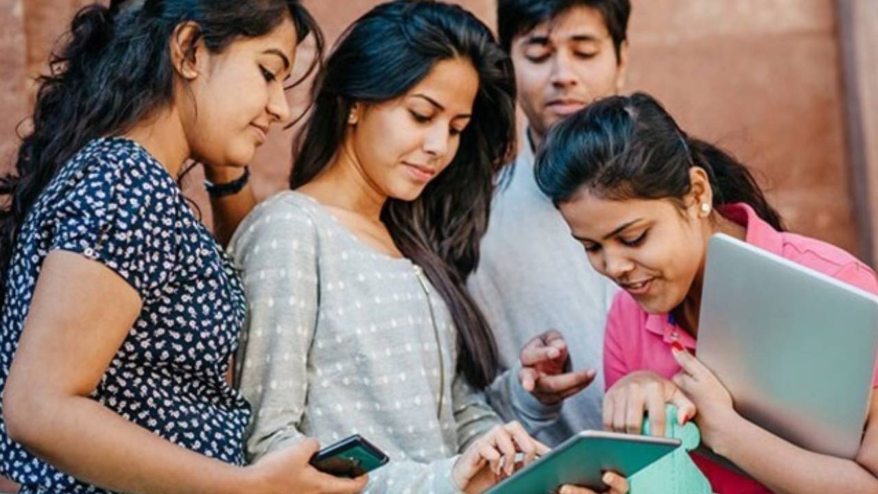 AP DSC 2025 : డీఎస్సీ మెరిట్ అభ్యర్థులకు బిగ్ అప్డేట్.. నేడు కాల్ లెటర్లు.. ఈ సూచనలు తప్పనిసరిగా.. AP DSC 2025 : డీఎస్సీ మెరిట్ అభ్యర్థులకు బిగ్ అప్డేట్.. నేడు కాల్ లెటర్లు.. ఈ సూచనలు తప్పనిసరిగా..