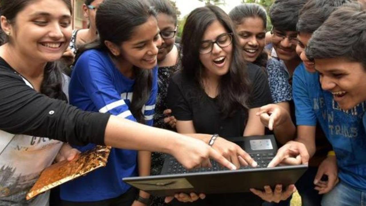 AP Mega DSC : మెగా డీఎస్సీ మెరిట్ జాబితా.. మంత్రి నారా లోకేశ్ కీలక సూచనలు.. అలా మోసపోవద్దు.. AP Mega DSC : మెగా డీఎస్సీ మెరిట్ జాబితా.. మంత్రి నారా లోకేశ్ కీలక సూచనలు.. అలా మోసపోవద్దు..