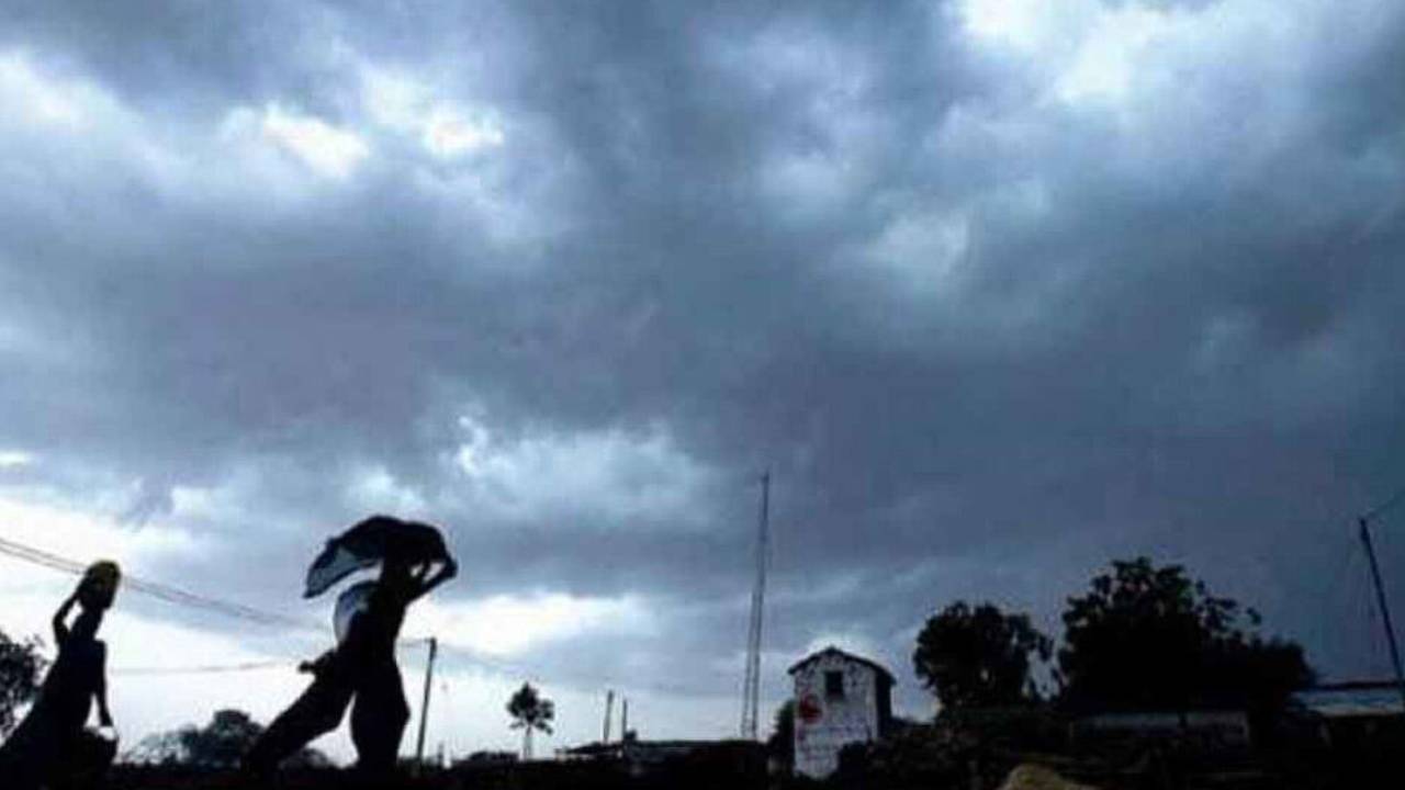 తెలంగాణలో భారీ వర్షాలు.. బంగాళాఖాతంలో మరో అల్పపీడనం.. ఆ జిల్లాల ప్రజలకు వాతావరణ శాఖ కీలక సూచనలు తెలంగాణలో భారీ వర్షాలు.. బంగాళాఖాతంలో మరో అల్పపీడనం.. ఆ జిల్లాల ప్రజలకు వాతావరణ శాఖ కీలక సూచనలు