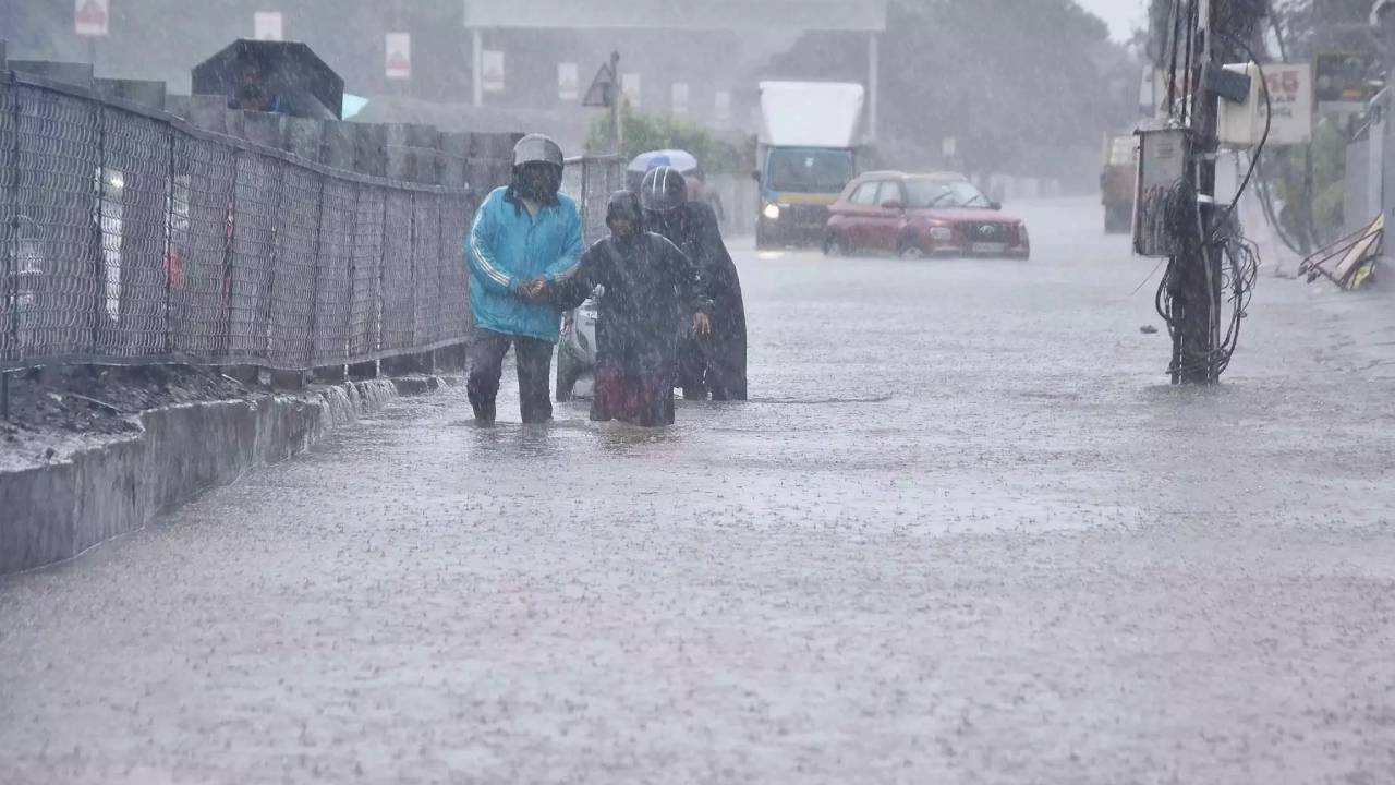 Rain Alert: బీ అలర్ట్.. 13నుంచి దంచుడే దంచుడు.. ఆ ప్రాంతాల్లో అతిభారీ వర్షాలు కురుస్తాయ్.. హెచ్చరికలు జారీ చేసిన ఐఎండీ Rain Alert: బీ అలర్ట్.. 13నుంచి దంచుడే దంచుడు.. ఆ ప్రాంతాల్లో అతిభారీ వర్షాలు కురుస్తాయ్.. హెచ్చరికలు జారీ చేసిన ఐఎండీ