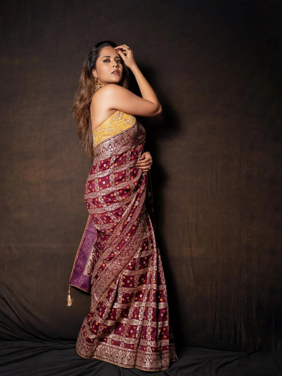 Anasuya Bharadwaj Sizzling Poses in Saree