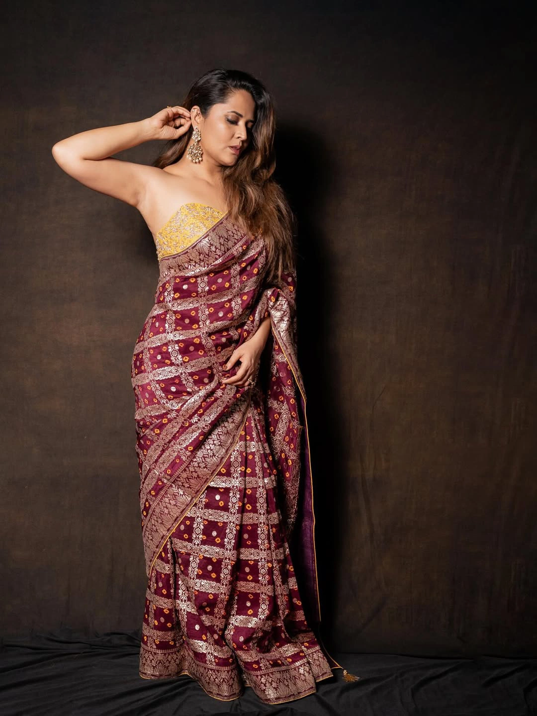 Anasuya Bharadwaj Sizzling Poses in Saree