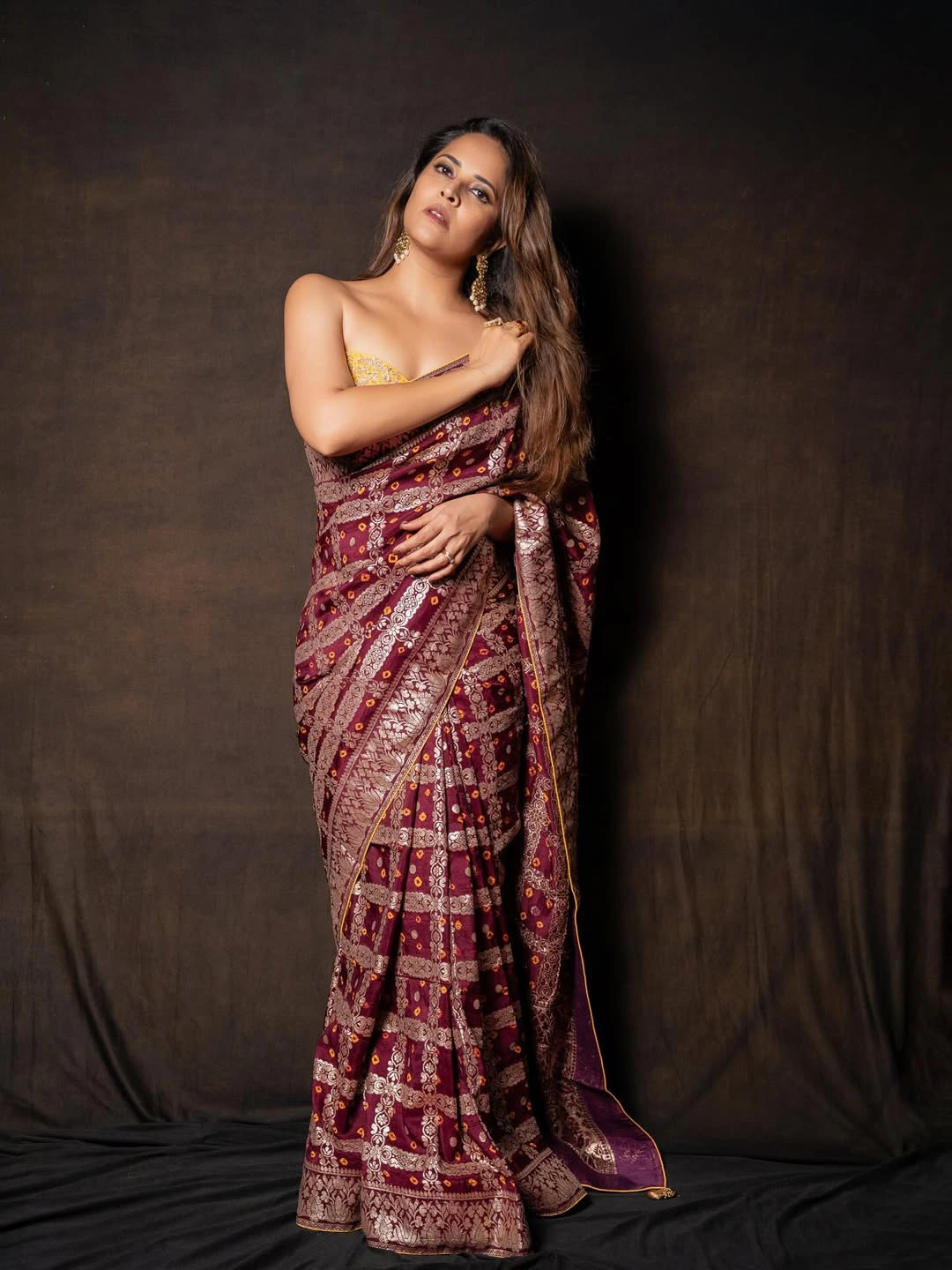 Anasuya Bharadwaj Sizzling Poses in Saree