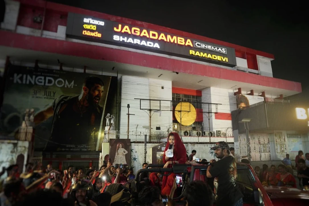 Anupama Parameswaran Road Show in Vizag