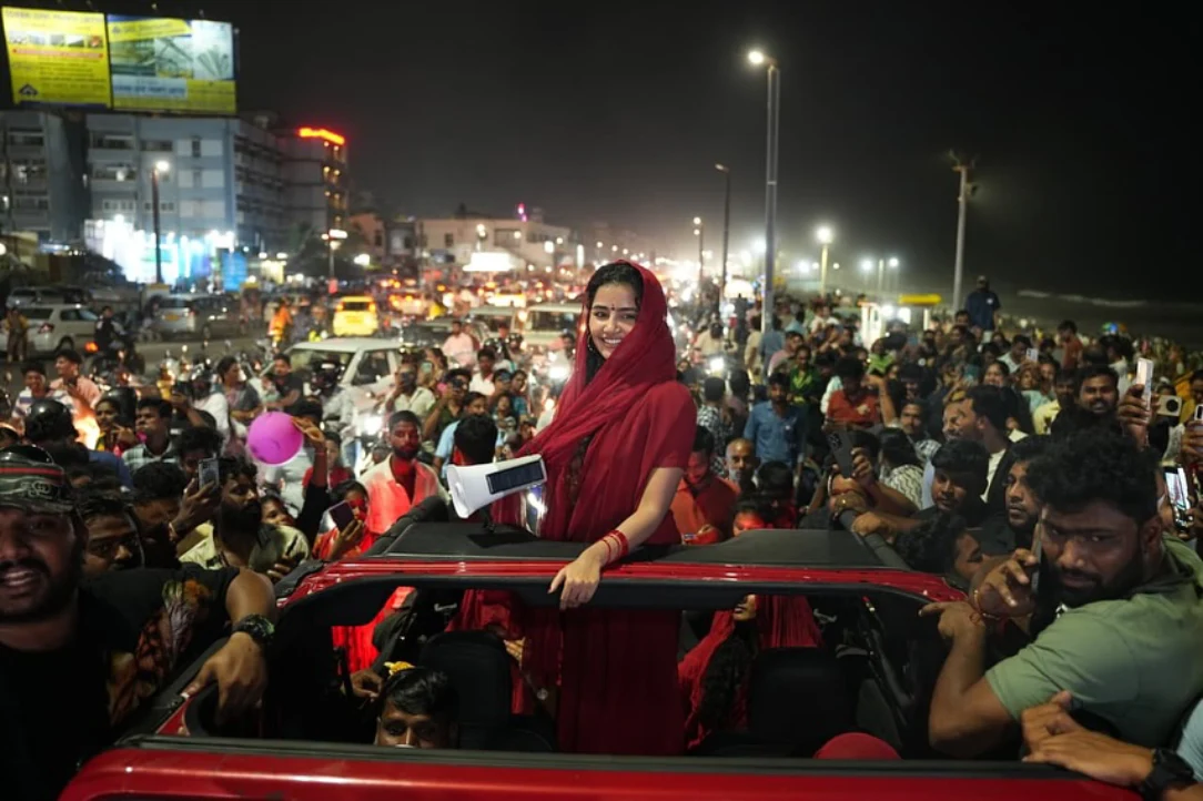 Anupama Parameswaran Road Show in Vizag